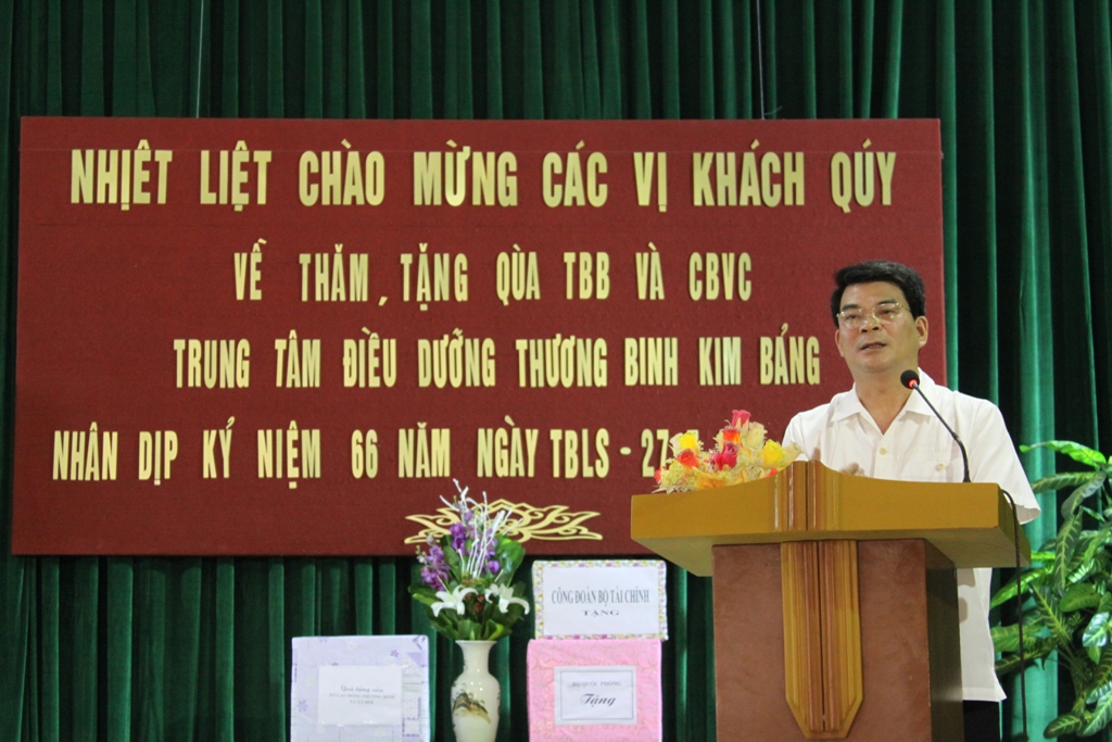 Công đoàn Bộ Nội vụ thăm và tặng quà Trung tâm điều dưỡng thương binh Kim Bảng